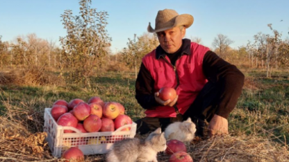 На свои средства житель Уральска заложил яблоневый сад, и сейчас у него более 200 сортов