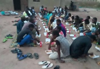 Қазақстандық жастар Африкада 250 адамға ауызашар асын берді