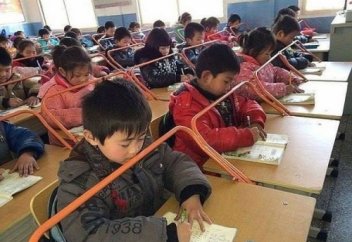 Баланы партада дұрыс отыруға қалай үйретеміз?