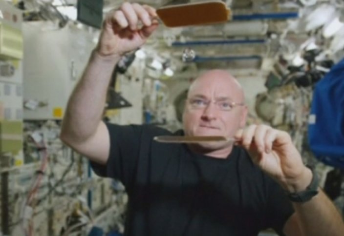 НАСА ғарышкері салмақсыздық жағдайында теннис ойнады (видео)