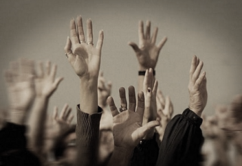 В мире многие недовольны тем, как работает демократия — опрос