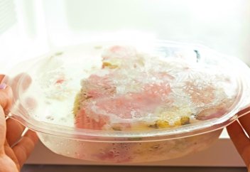 Микротолқынды пештегі пластик млрд нанобөлшек бөледі