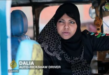 Шариғат шәлісін жамылған әйел жүк көлігінің жүргізушісі болып істейді