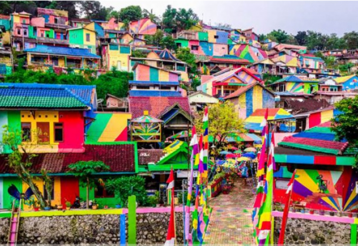 Радужная деревня Индонезии, покорившая Инстаграм (фото) Джодхпур — голубой город под индийским небом (фото)
