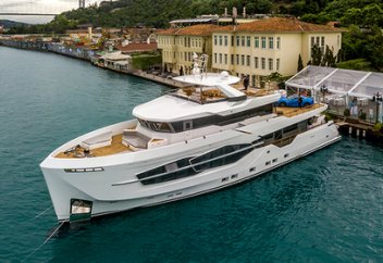 Турки спустили на воду яхту-эксплорер с кузницей и прачечной