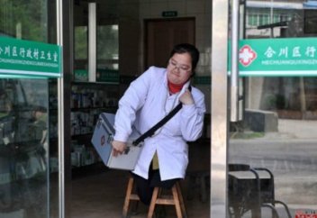 Екі аяғы жоқ қыз 15 жылдан бері орындықтармен қозғалып, дәрігер болып жұмыс істейді (фото)