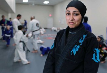 Мусульманки Канады учатся постоять за себя