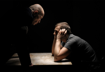 Какие способы используют разведчики для манипулирования людьми