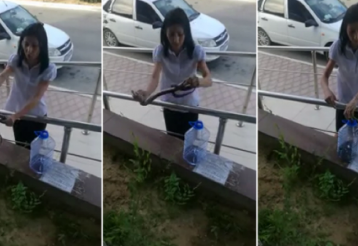 Девушка из Актау "упаковала" змею в бутылку (видео)