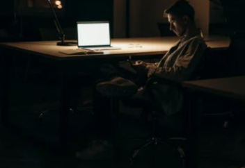 Психолог дала совет, как поступить со страницами умерших людей в соцсетях. Названы способы отличить реальные отзывы от фальшивых