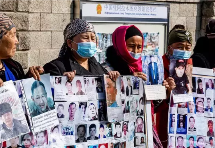 Ежедневные акции протеста по поводу задержаний в Синьцзяне не прекращаются перед консульством Китая в Алматы