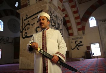 Бұл мешітте имам қылыштың жүзімен уағыз айтады (фото+видео)