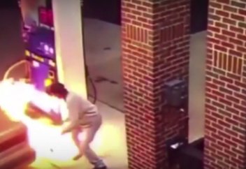 Өрмекшіні өлтірем деп, машинасы мен жанар-жағармай бекетін өртеп жібере жаздады (видео)