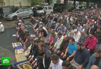 Намаз оқығаны үшін мұсылмандарға салық салуды ұсынды