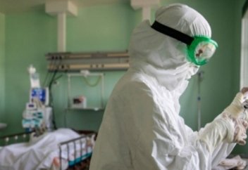 Елімізде коронавирусты емдеу тәсілі өзгереді. Ауыр пневмония кезінде қолданатын препарат белгілі болды