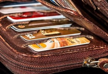 Как мошенники могут узнать баланс банковской карты через SMS