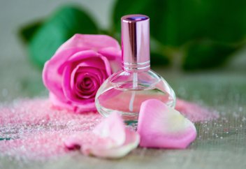 Әтір немесе одеколон дәретті бұза ма? Намазға кедергісі бар ма?