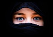 Должно ли быть одеяние по шариату «чёрного цвета»?