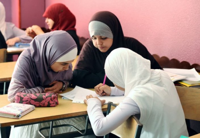 Школа определила, с какого возраста юным мусульманкам носить хиджаб и держать пост