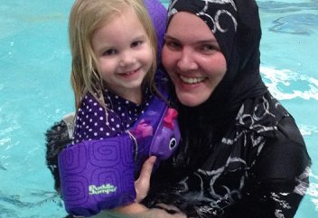 Христиан әйелі шариғат шәлісін жамылып жүруге серт берді