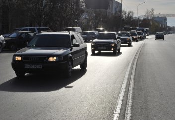 Қызылордада жол апатынан қаза тапқандарды еске алып, қала көшелерімен «Қара толқын» автокеруені жүріп өтті (ФОТО)