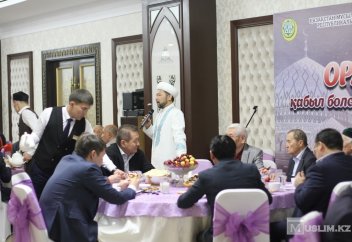 АСТАНА ӘКІМІ АТЫНАН «ӘЗІРЕТ СҰЛТАН» МЕШІТІНДЕ АУЫЗАШАР БЕРІЛДІ (ФОТО