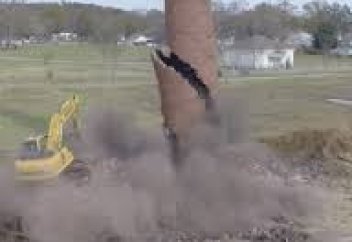 Бірнеше тонналық құбыр экскаватордың үстіне құлады (видео)