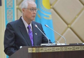 Экс-премьер Сингапура посоветовал властям Казахстана инвестировать в людей, а не в нефть