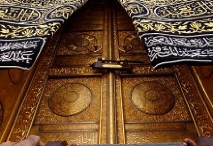 А вы знаете, какая сура Корана изображена на накидке двери Священной Каабы?