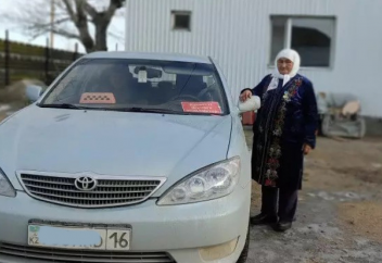 Почтенный возраст не мешает казахстанке работать водителем такси