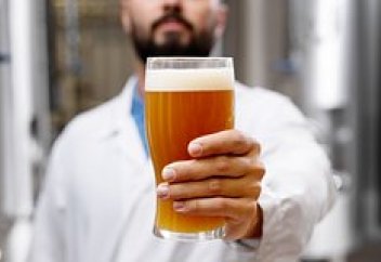 Священник решил торговать освященным пивом ради сборов на восстановление мечети