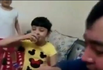 Кішкене қыздарына арақ ішкізген әке! Сұмдық... (ВИДЕО)