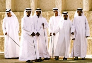 Шетелде ұлттық киіммен жүруге міндеттеді