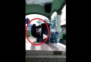 Мусульманская проповедница умерла на лекции, читая Коран (видео)