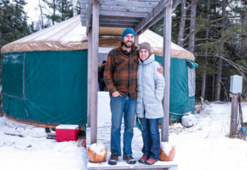 Американская пара живет в юрте