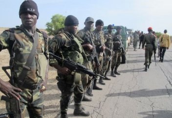 Сужүрек сарбаздар саптан қуылады