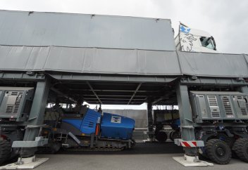 Жолды жөндеуге арналған, көлік қозғалысына кедергі келтірмейтін немесе айналып өту қажеттілігін тудырмайтын құрастырылатын көпір пайда болды (видео)