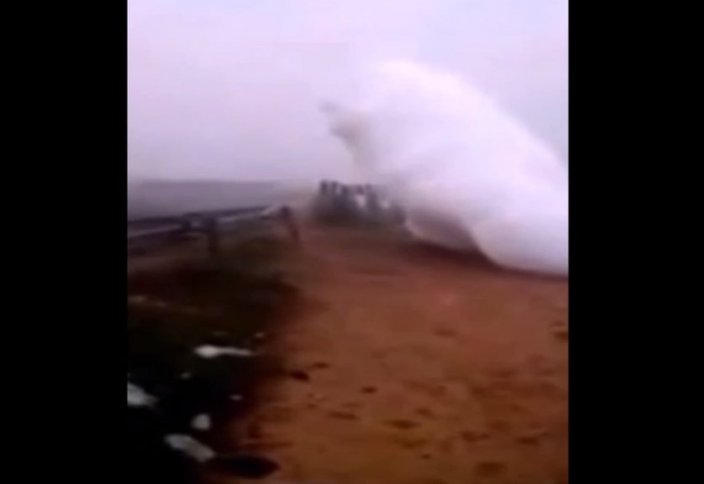 Жел айдаған, жер бауырлаған біртүрлі бұлт (видео)