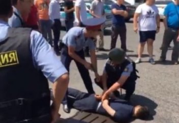 Полицейлерді атып өлтірген алматылық лаңкестің енесі оны өлім жазасына кесуді сұрады