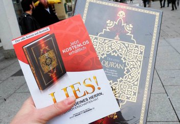 Жиырма екі мың Құран кітабын жерге көмеді