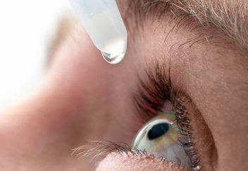 Көзілдірікті немесе линзаны алмастыратын көз тамшысы пайда болды