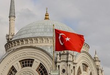 Туристы из России пойдут под суд в Турции за поцелуй во дворе мечети