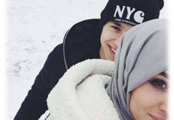 Молодой российский актер Сергей Романович принял ислам… интервью за кулисами