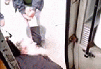 Маскүнем священникті қоғамдық көліктен күштеп шығарып тастады (видео)