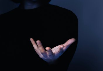 Исследование: люди интуитивно соотносят религиозность с просоциальным поведением