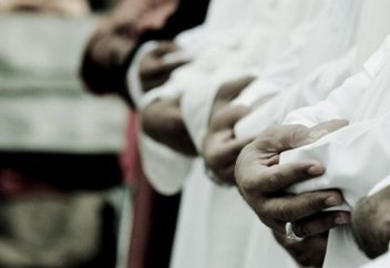 Является неверным человек, который не совершает пятикратный намаз?