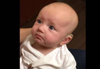 Құлағы естіген саңырау сәбидің алғаш рет анасының тіл қатқанына реакциясы жұртты толқытты (видео)