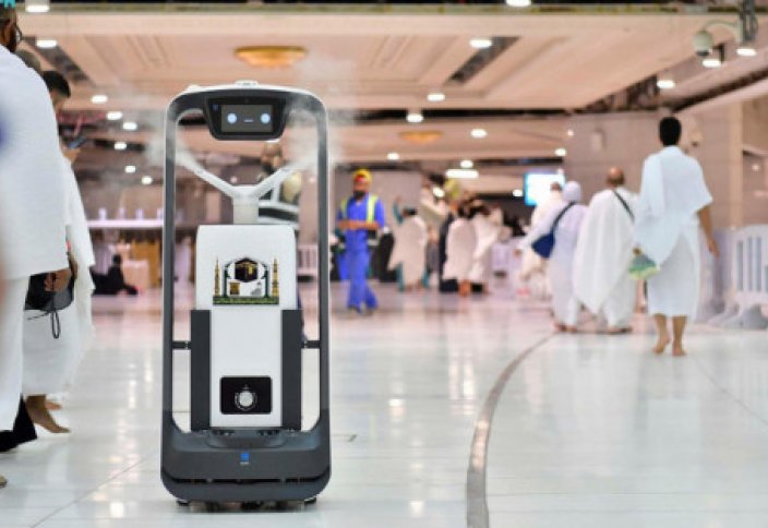 11 умных роботов дезинфицируют Заповедную мечеть в Мекке