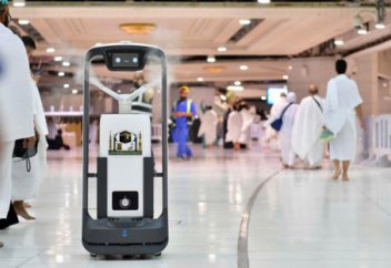 11 умных роботов дезинфицируют Заповедную мечеть в Мекке