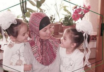 Родившаяся без рук мусульманка стала художником и мастером по шитью